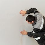 Dziury i ubytki w ścianie – jak je naprawić?