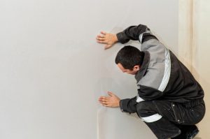 Dziury i ubytki w ścianie – jak je naprawić?