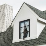 Wymiana pokrycia dachowego – kiedy i jak to zrobić zgodnie z prawem?