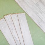 Układanie paneli podłogowych – jak prawidłowo je ułożyć? Krok po kroku