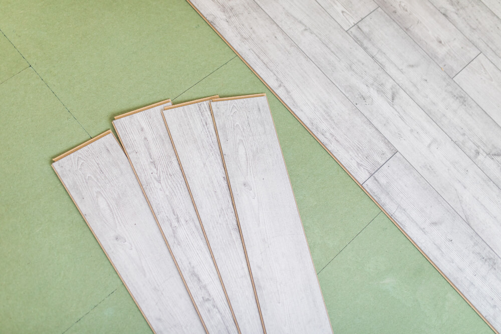 Układanie paneli podłogowych – jak prawidłowo je ułożyć? Krok po kroku